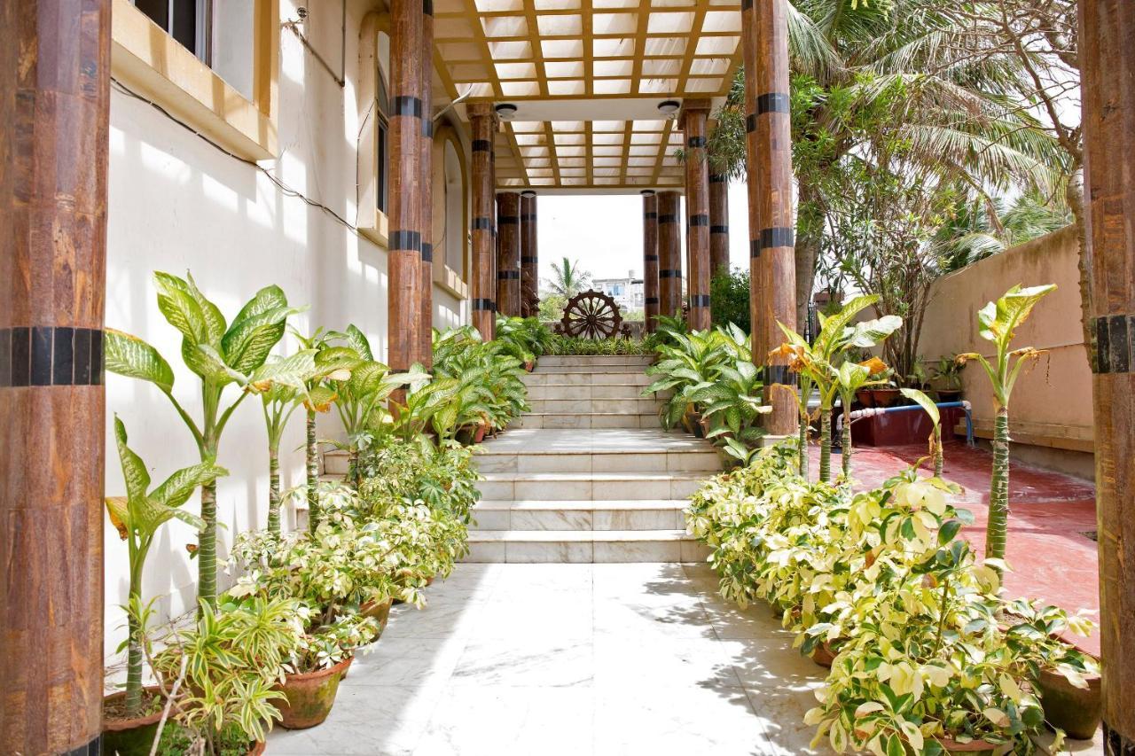 Oyo Capital O 5879 Radha Damodar Residency Hotel