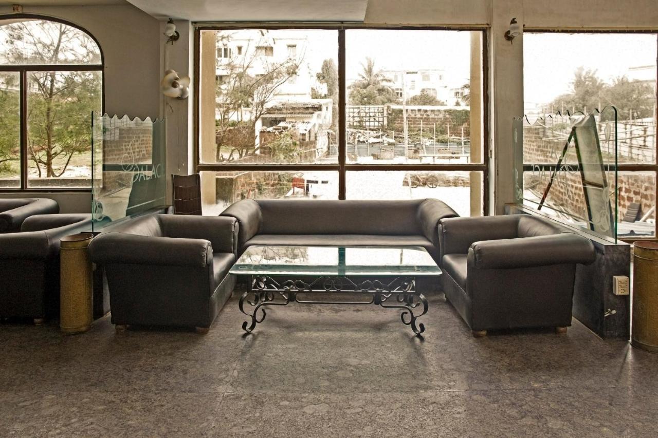 Oyo Capital O 5879 Radha Damodar Residency Hotel 3*