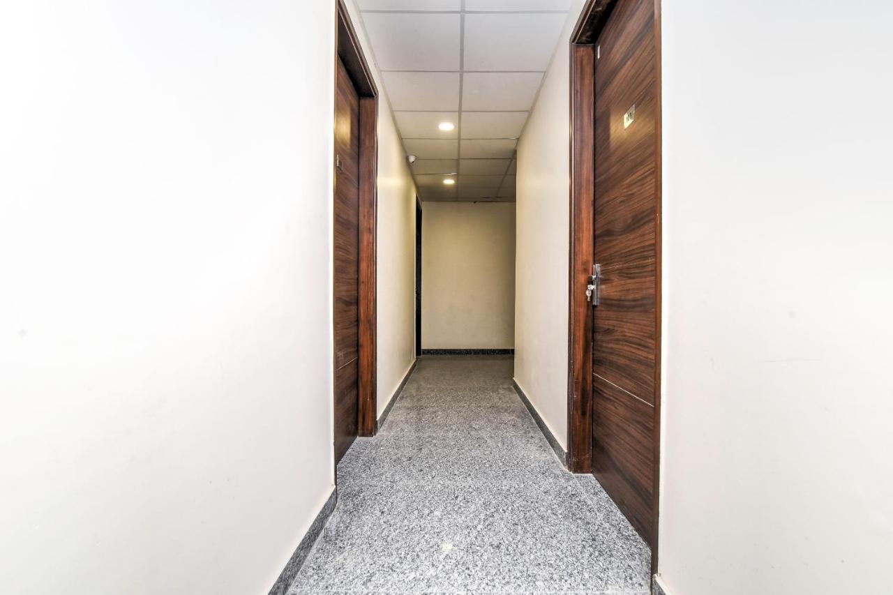 Oyo Capital O 5879 Radha Damodar Residency Hotel 3*