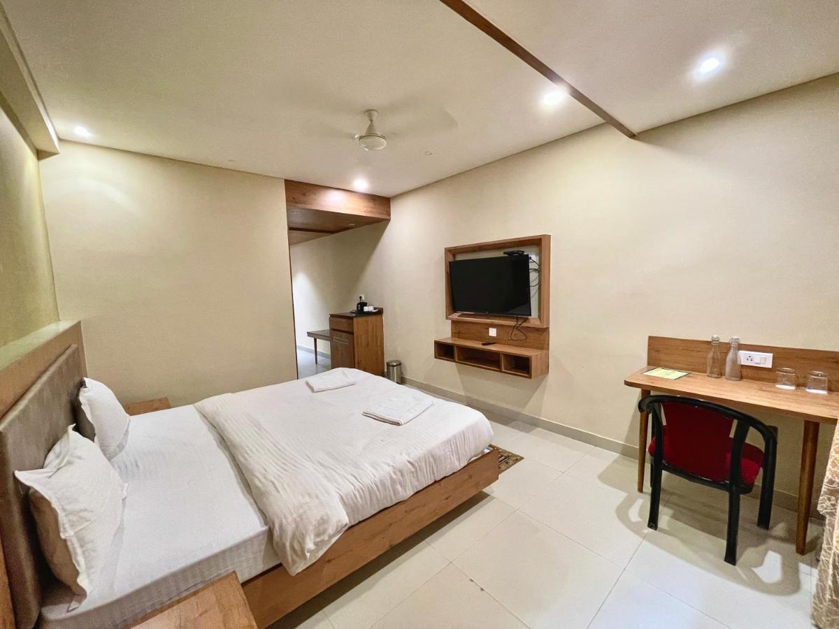 Hotel Rockbay ! Puri, Swimming Pool-lift-and-parking-facility Near Sea Beach & Temple Breakfast Included 4*