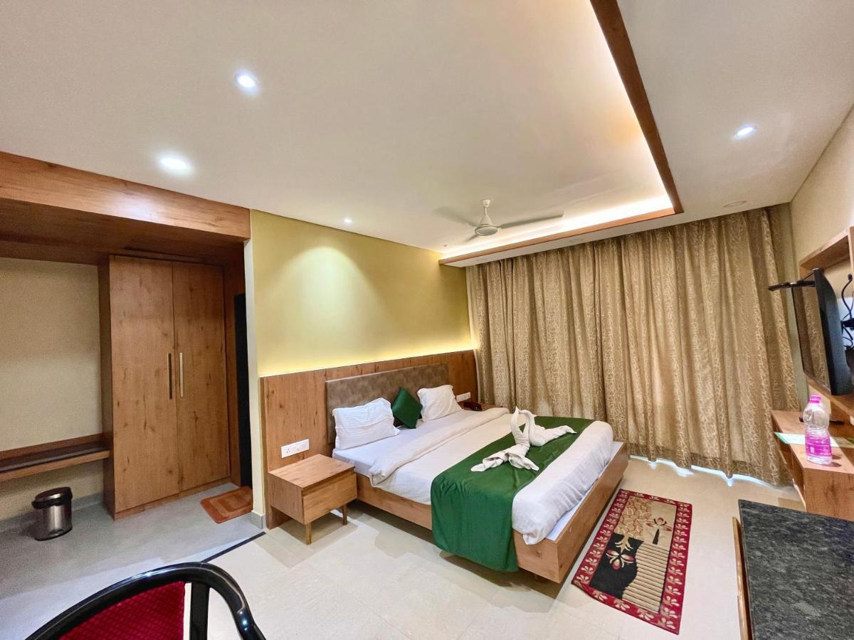 Hotel Rockbay ! Puri, Swimming Pool-lift-and-parking-facility Near Sea Beach & Temple Breakfast Included 4*