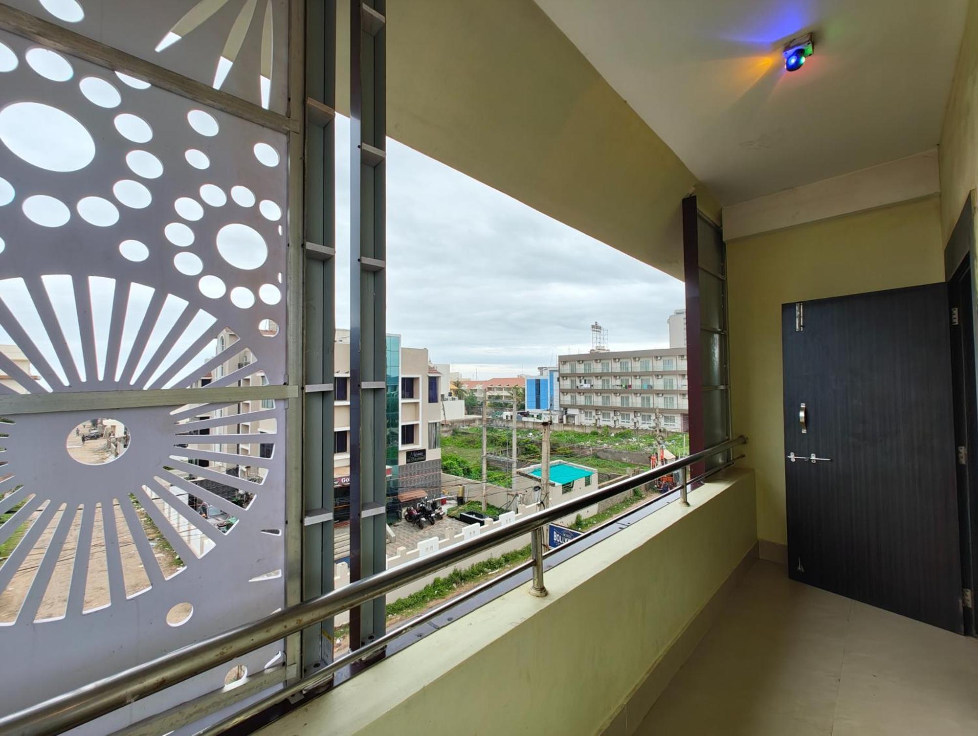 Hotel Luxury Sea View - Bollywood 2 Beach View হোটেল বলিউড 2 বিচ ভিউ পুরী- Fully-air-conditioned-hotel Card Payment Accepted Near-sea-beach-&-temple With-wifi-parking-and Restaurant-availability- All Side Sea View - Book Now 4*