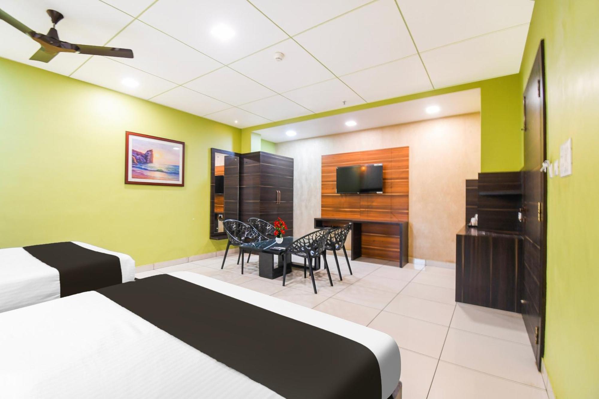 Super Townhouse Near Marine Drive Hotel