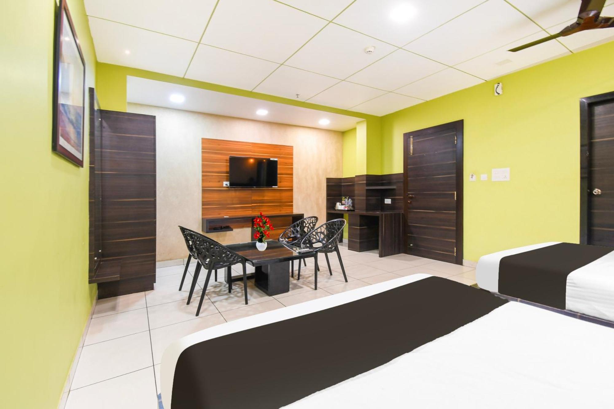 Hotel Super Townhouse Near Marine Drive *