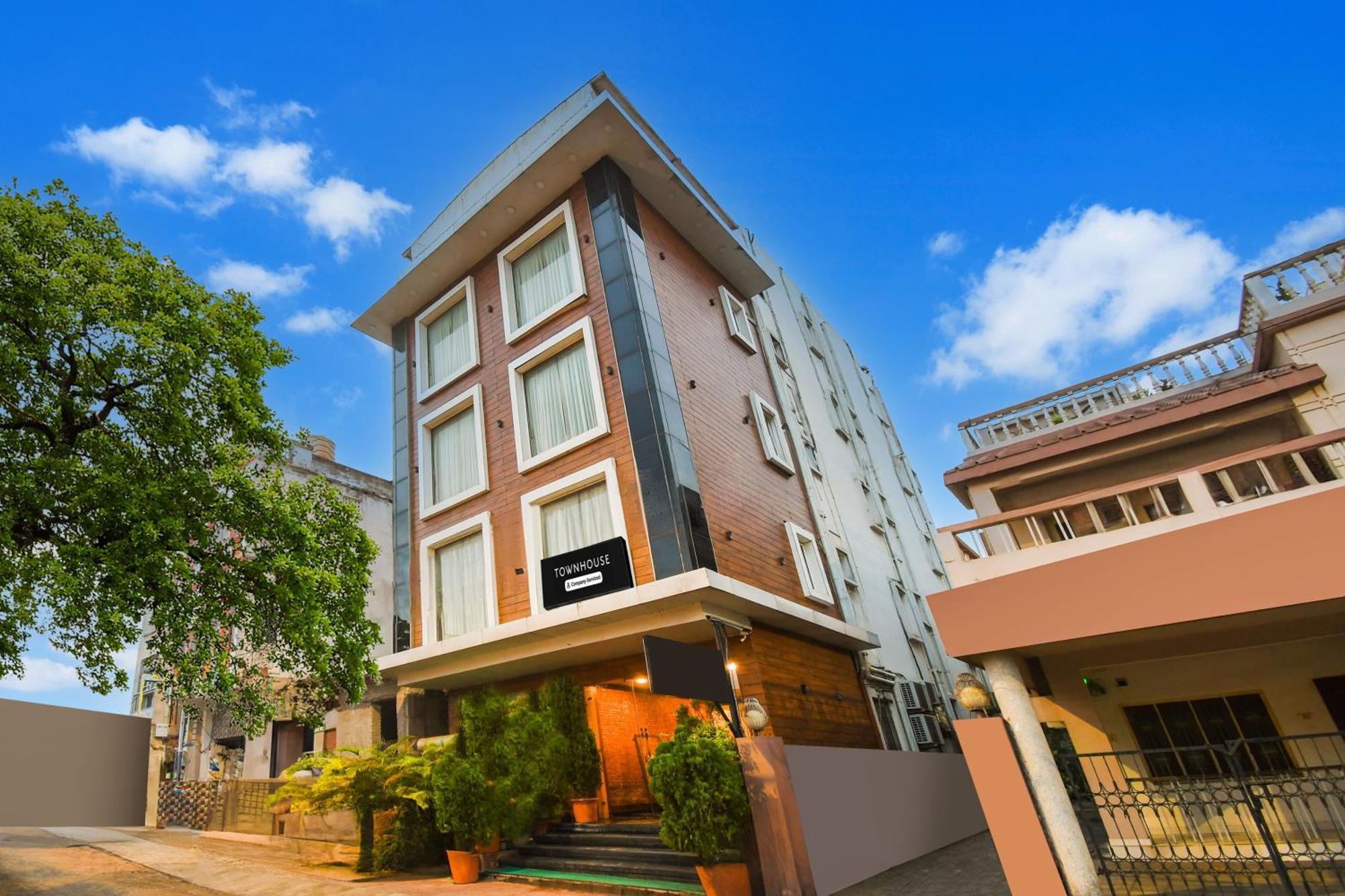 Super Townhouse Near Marine Drive