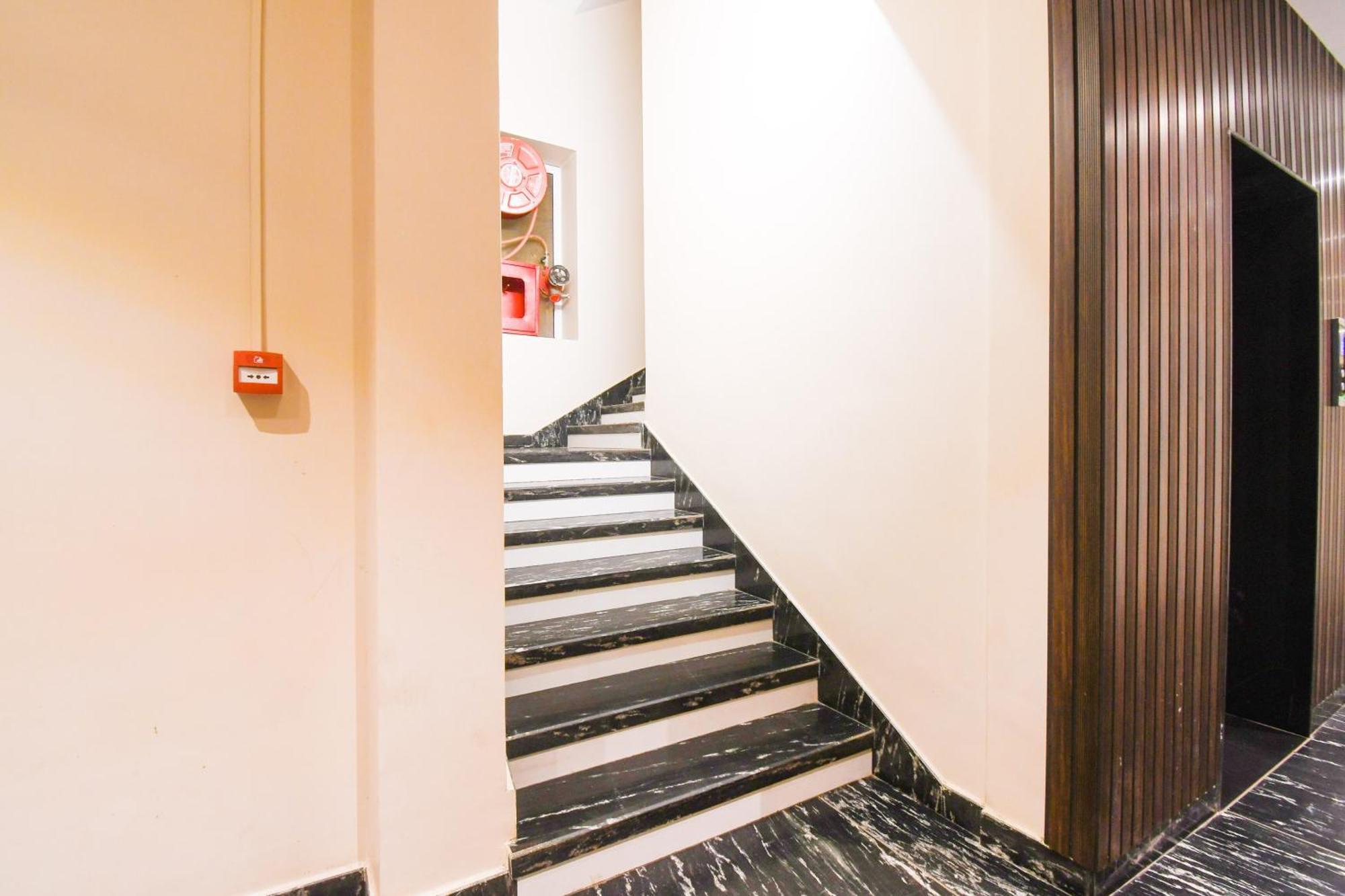 Hotel Super Townhouse Near Marine Drive *