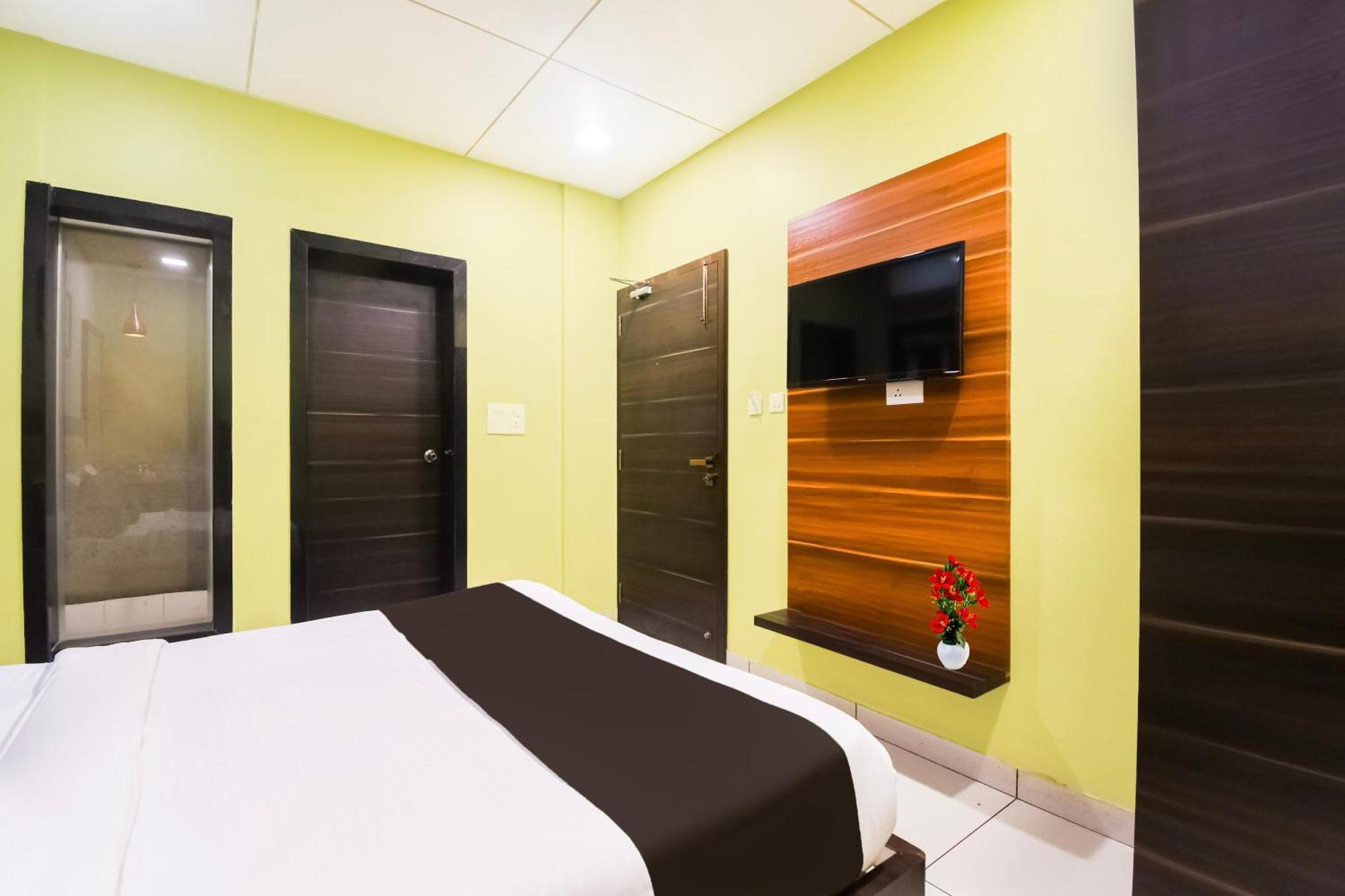 Hotel Super Townhouse Near Marine Drive