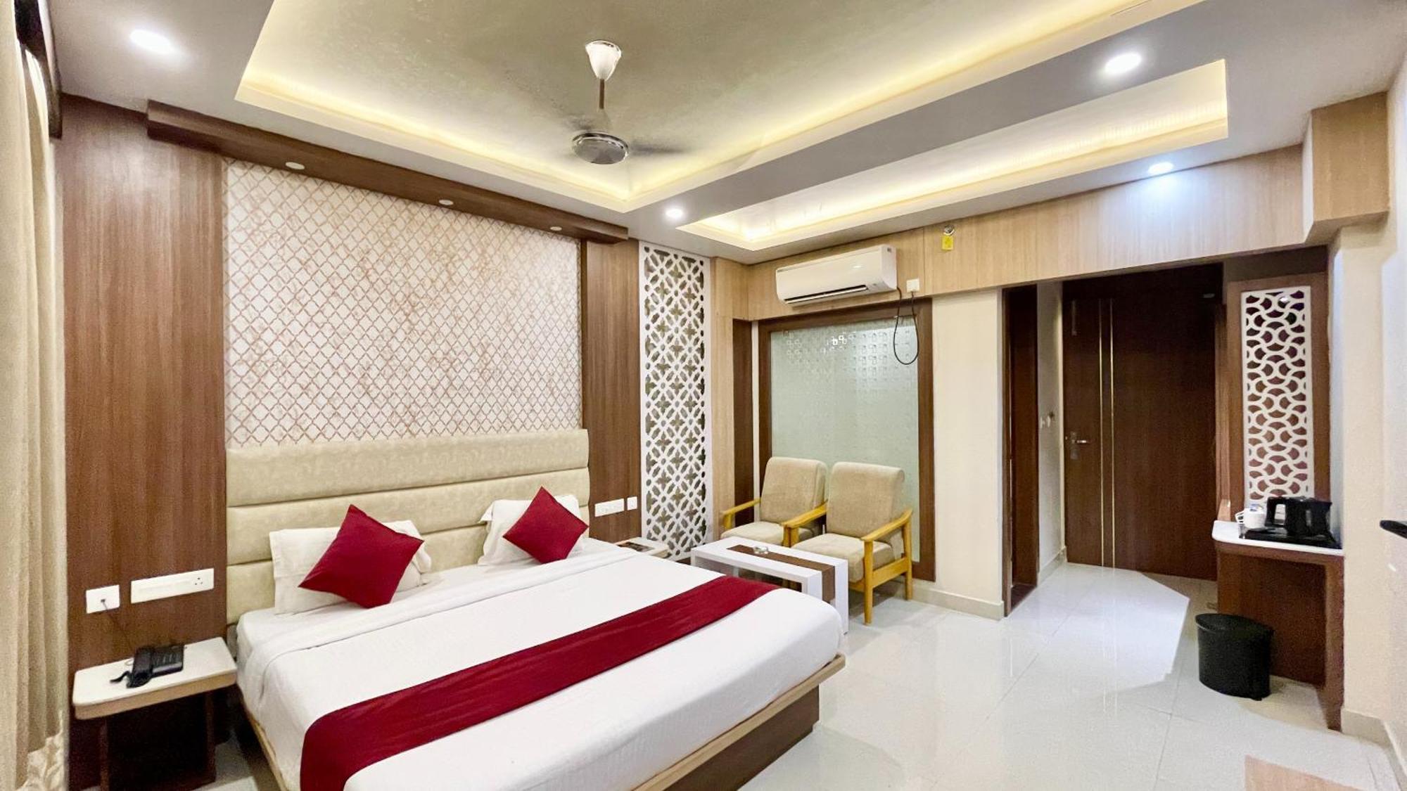 Hotel A Luxury K-u-b-e-r P-a-l-a-c-e - Fully Air Conditioned At Prime Location - Near Sea And Temple - Hygiene & Spacious - With Wifi- Lift And Parking Facilities - In Puri