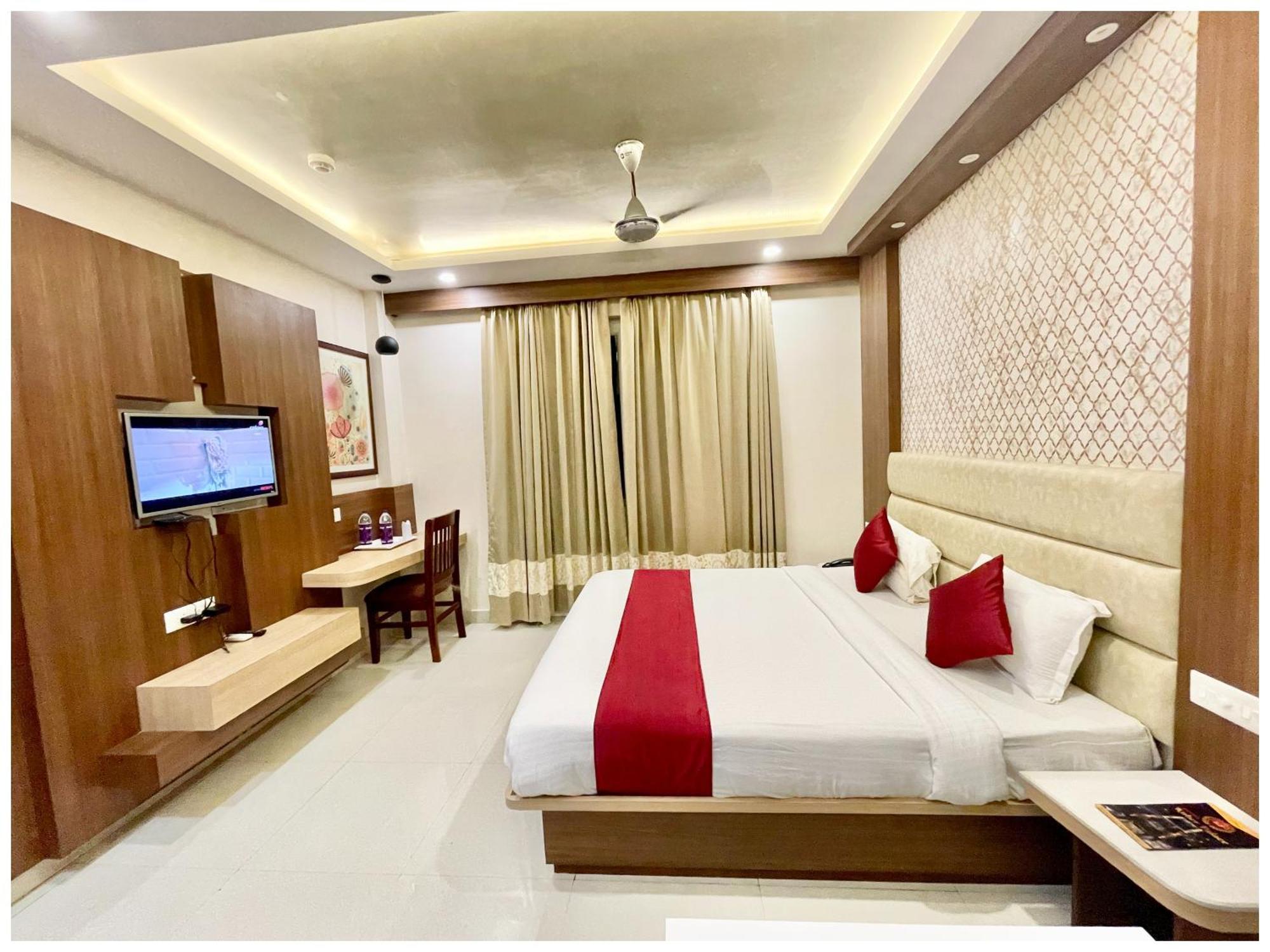 A Luxury K-u-b-e-r P-a-l-a-c-e - Fully Air Conditioned At Prime Location - Near Sea And Temple - Hygiene & Spacious - With Wifi- Lift And Parking Facilities - In Puri