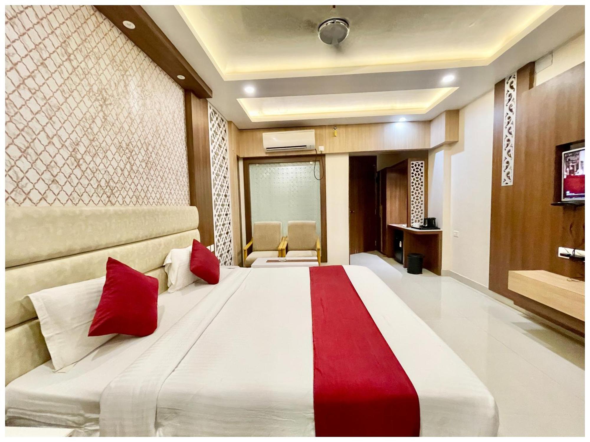 A Luxury K-u-b-e-r P-a-l-a-c-e - Fully Air Conditioned At Prime Location - Near Sea And Temple - Hygiene & Spacious - With Wifi- Lift And Parking Facilities - In 3* Puri