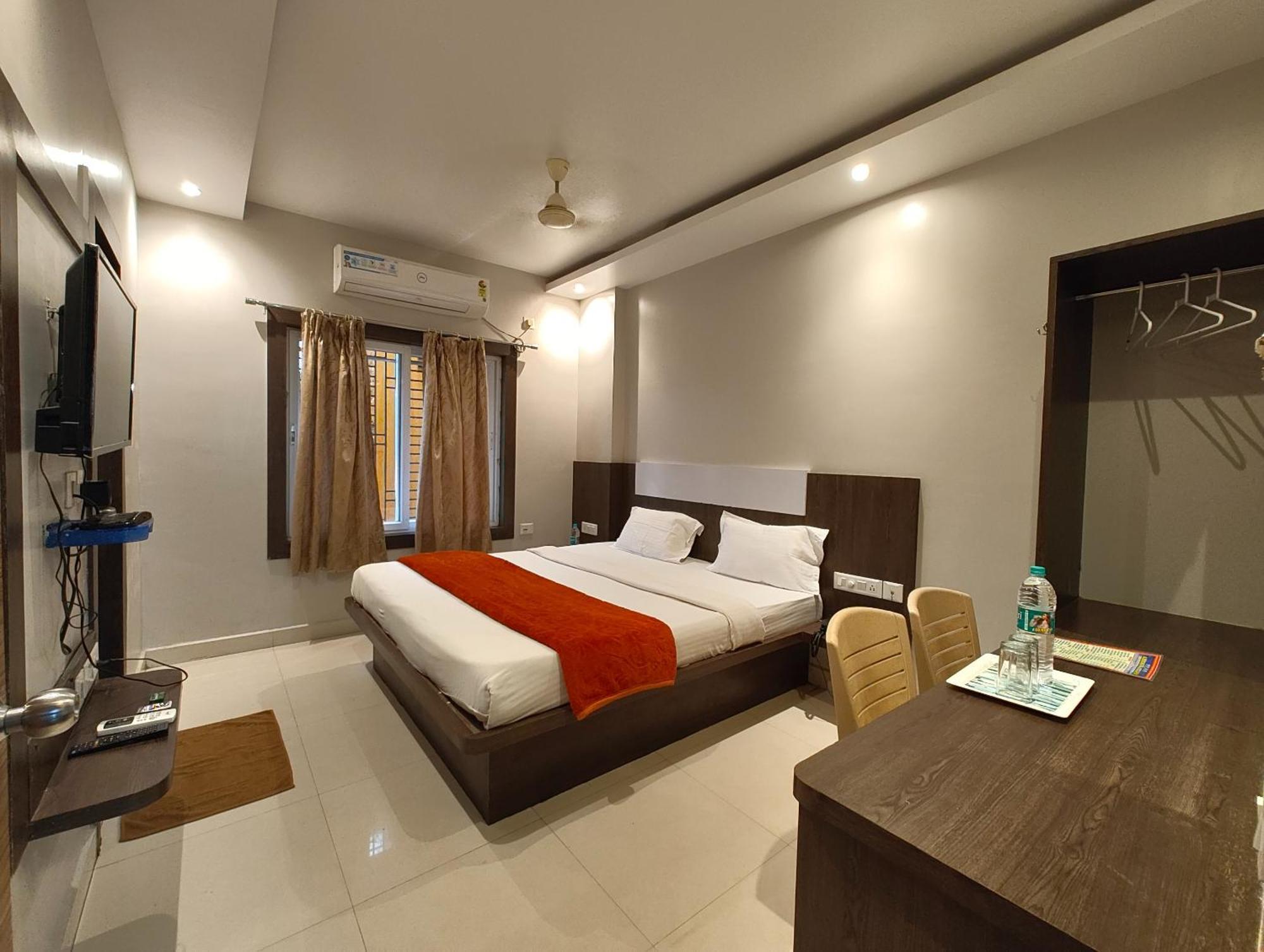 Town Near Golden And Temple - Fully-air-conditioned-with-lift-wifi-home Style-food Menu-and Parking Facilities - Book Now Hotel 4*