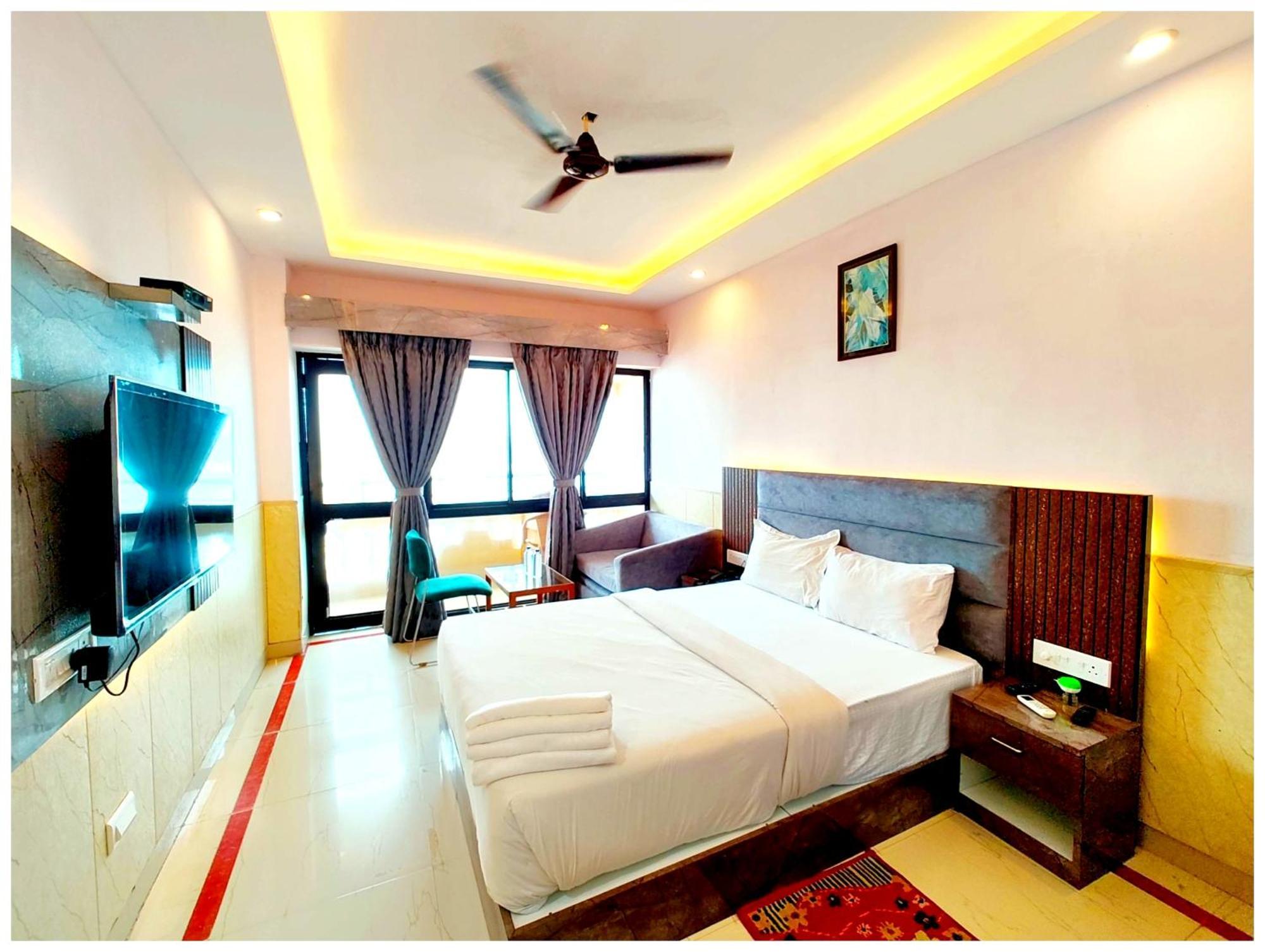 Dreamland - All-room-sea-facing-with-attached-balcony- New Marine Drive Road - Lift-wifi-parking-restaurant Facilities