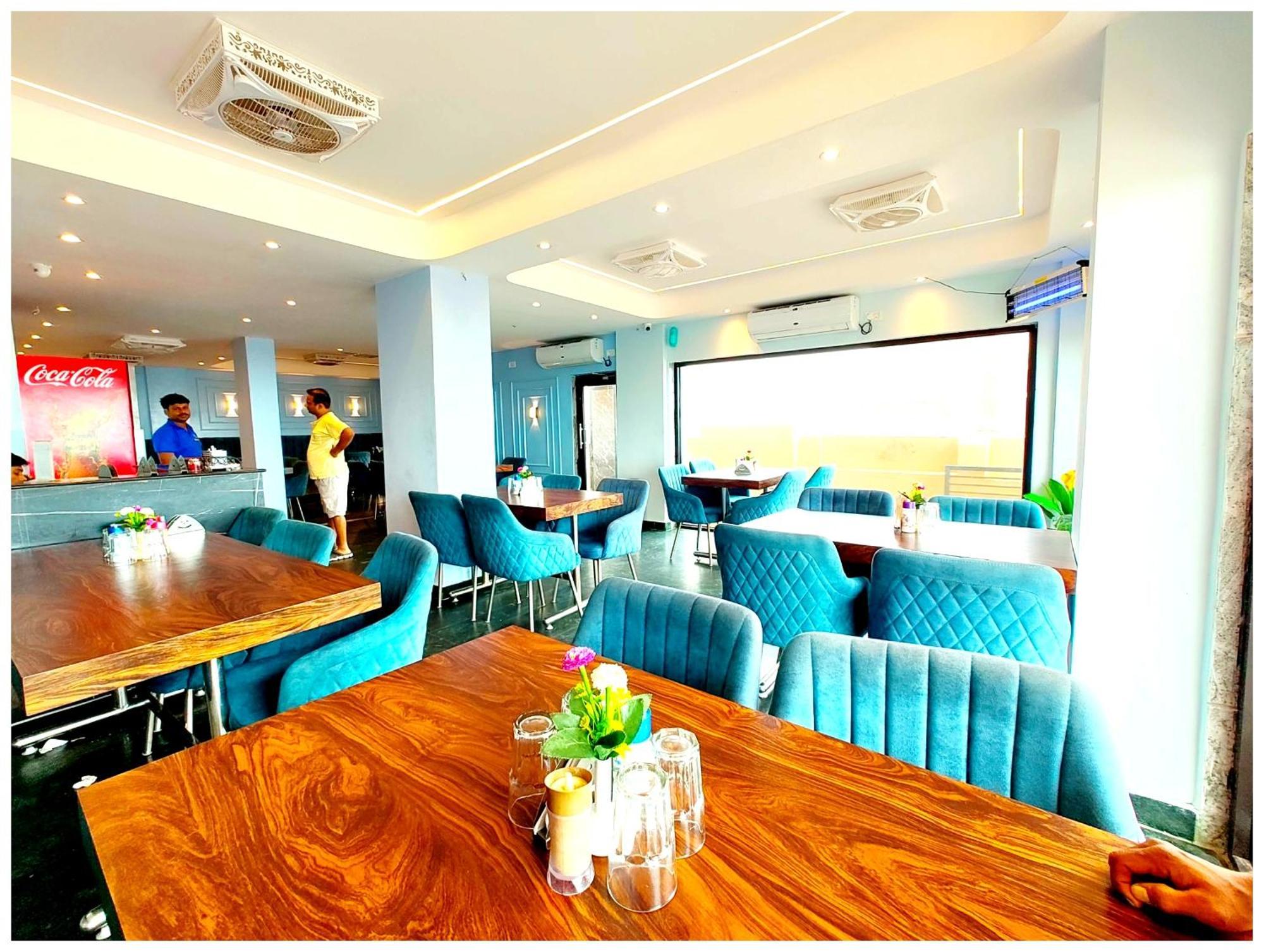 Dreamland - All-room-sea-facing-with-attached-balcony- New Marine Drive Road - Lift-wifi-parking-restaurant Facilities Hotel