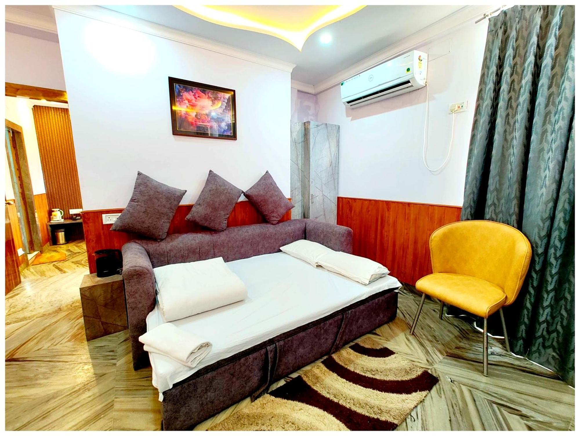 Hotel Dreamland - All-room-sea-facing-with-attached-balcony- New Marine Drive Road - Lift-wifi-parking-restaurant Facilities Puri