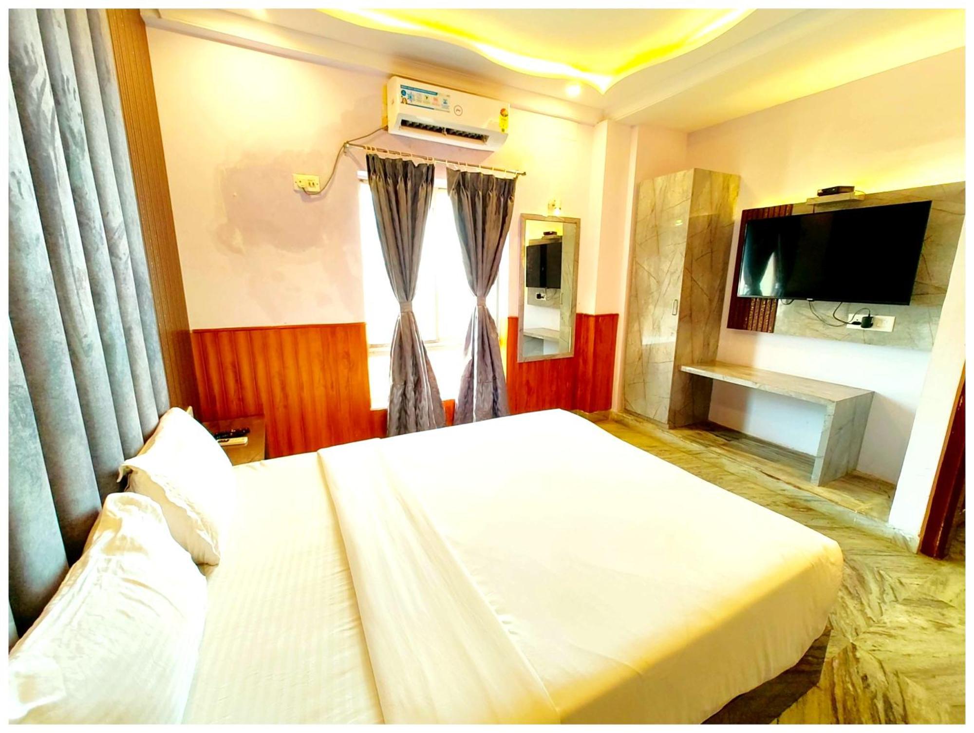 Dreamland - All-room-sea-facing-with-attached-balcony- New Marine Drive Road - Lift-wifi-parking-restaurant Facilities Puri