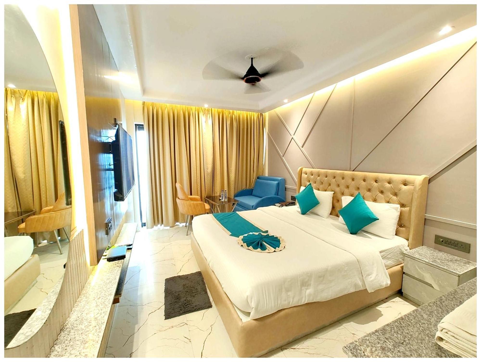 Dreamland - All-room-sea-facing-with-attached-balcony- New Marine Drive Road - Lift-wifi-parking-restaurant Facilities