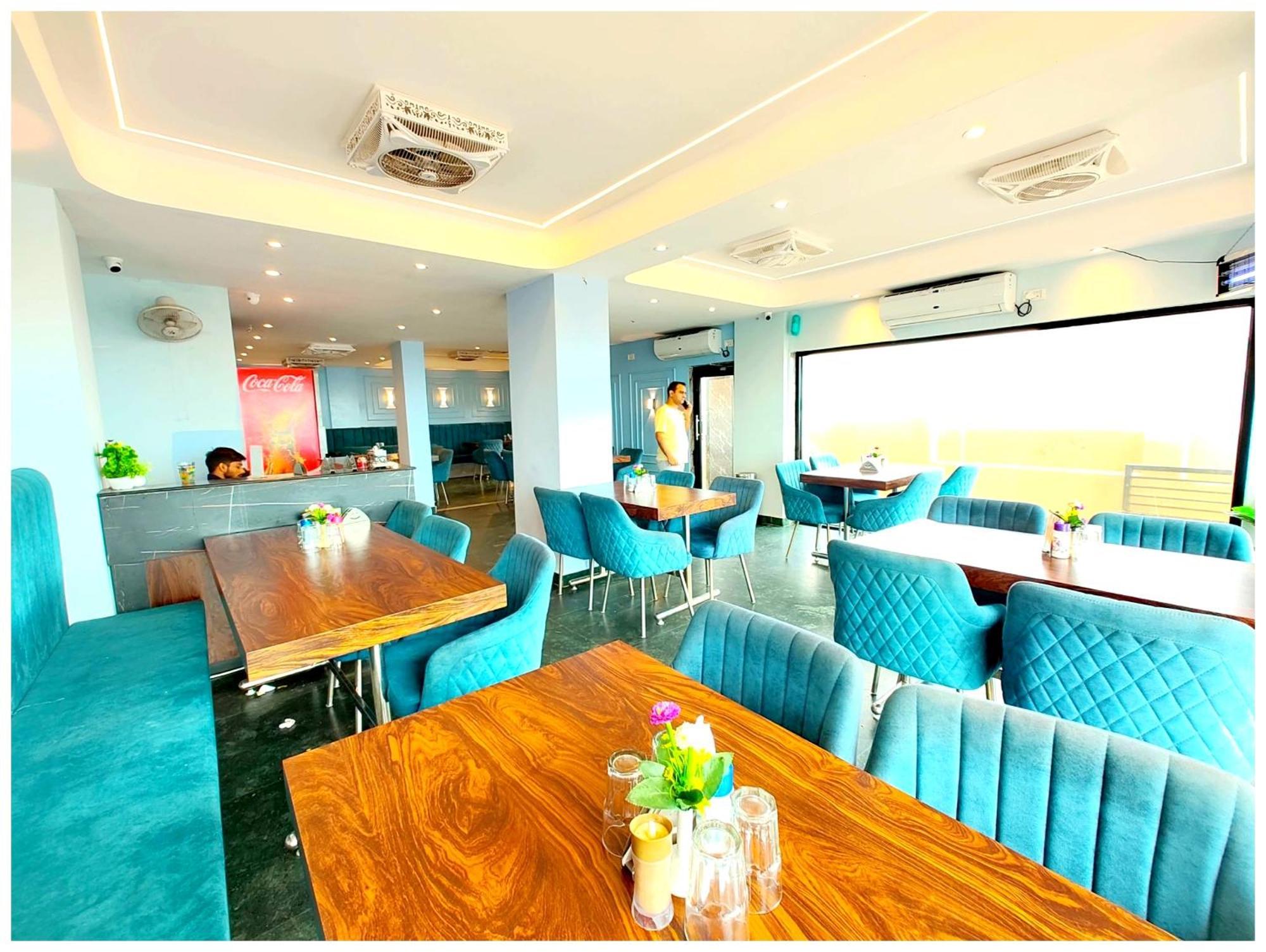 Dreamland - All-room-sea-facing-with-attached-balcony- New Marine Drive Road - Lift-wifi-parking-restaurant Facilities Hotel Puri
