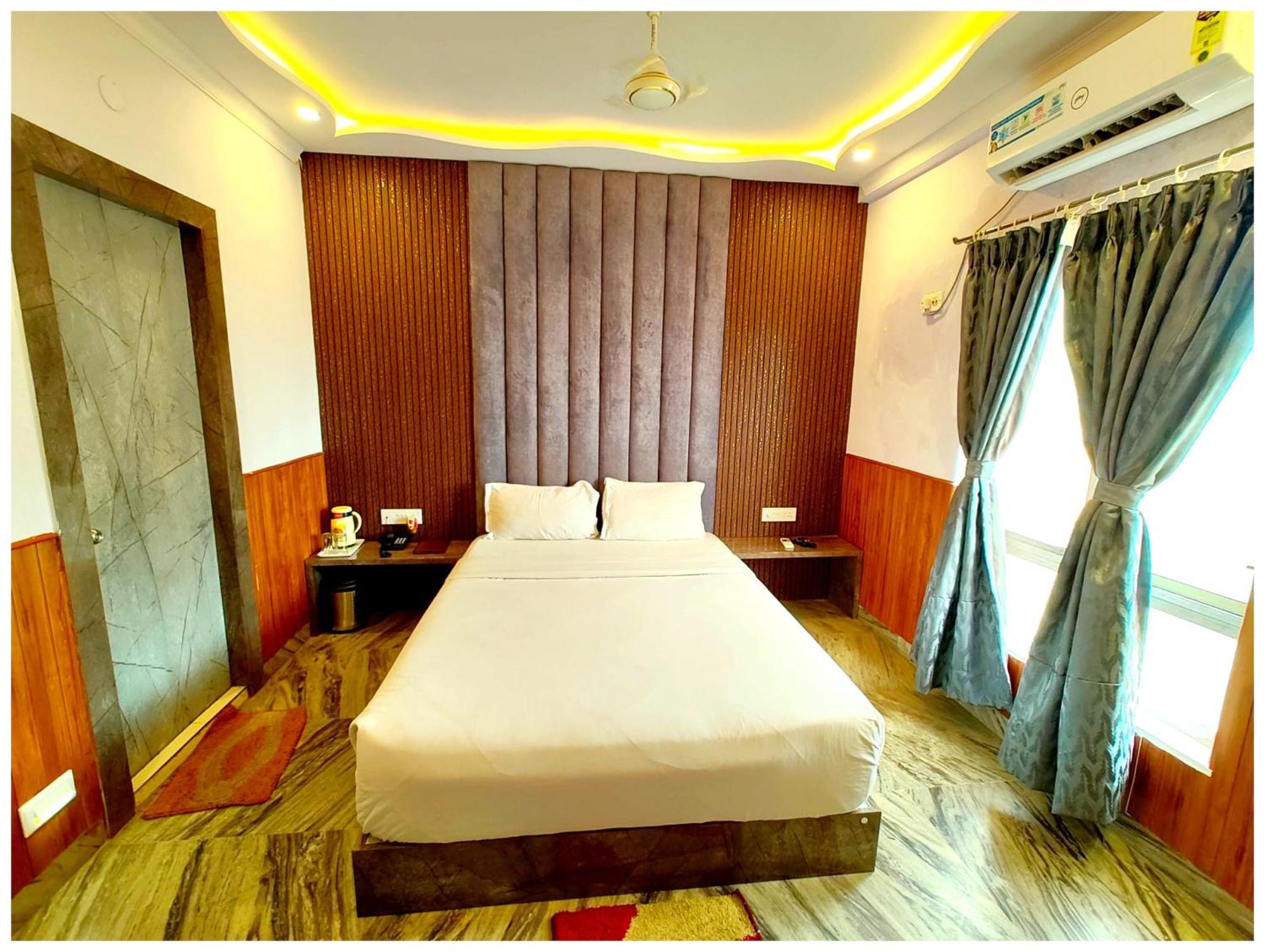 Dreamland - All-room-sea-facing-with-attached-balcony- New Marine Drive Road - Lift-wifi-parking-restaurant Facilities Puri