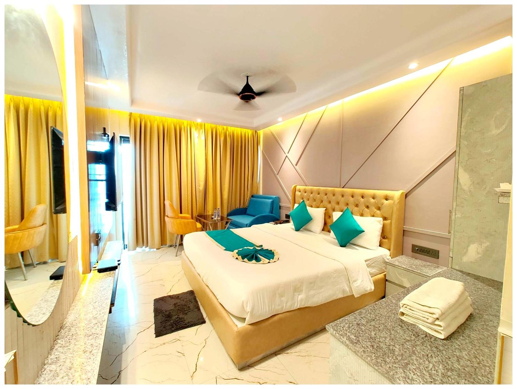 Hotel Dreamland - All-room-sea-facing-with-attached-balcony- New Marine Drive Road - Lift-wifi-parking-restaurant Facilities 4*