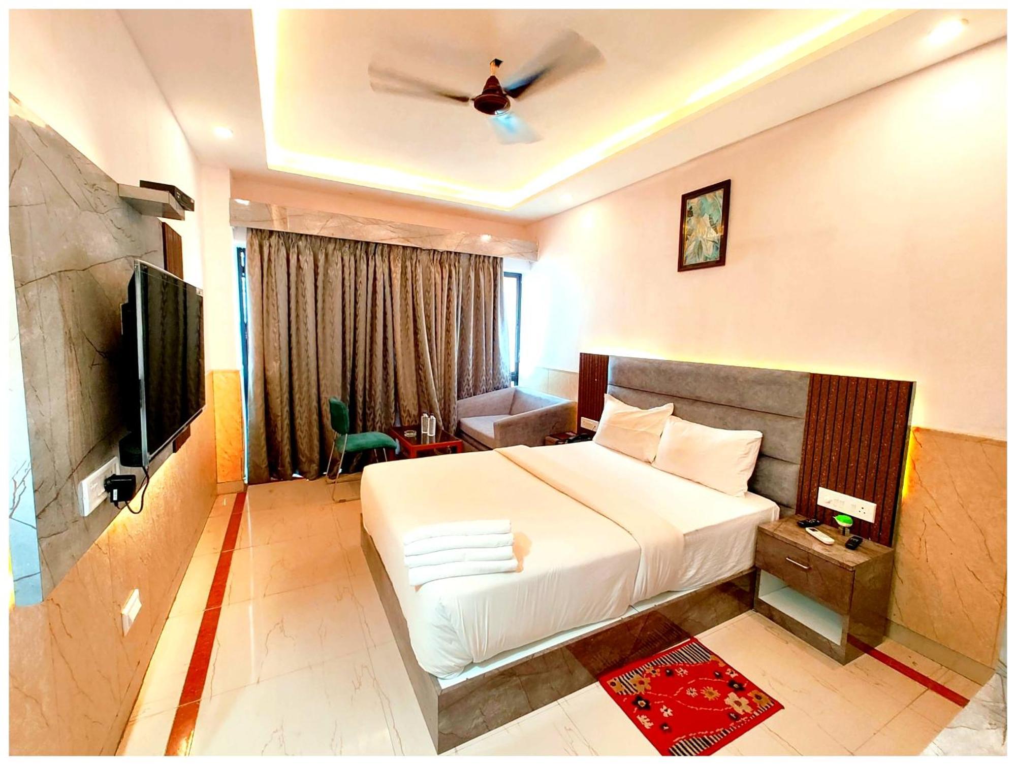 Dreamland - All-room-sea-facing-with-attached-balcony- New Marine Drive Road - Lift-wifi-parking-restaurant Facilities Puri