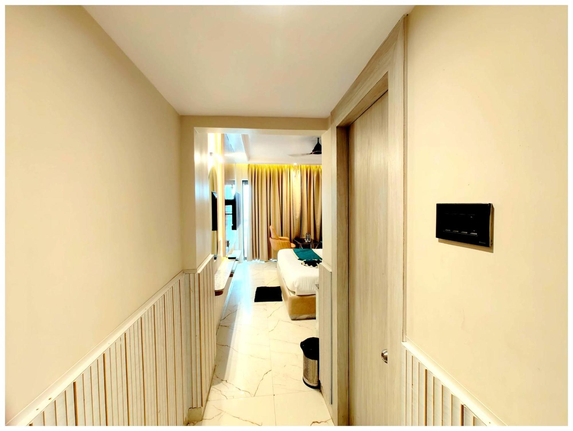 Dreamland - All-room-sea-facing-with-attached-balcony- New Marine Drive Road - Lift-wifi-parking-restaurant Facilities