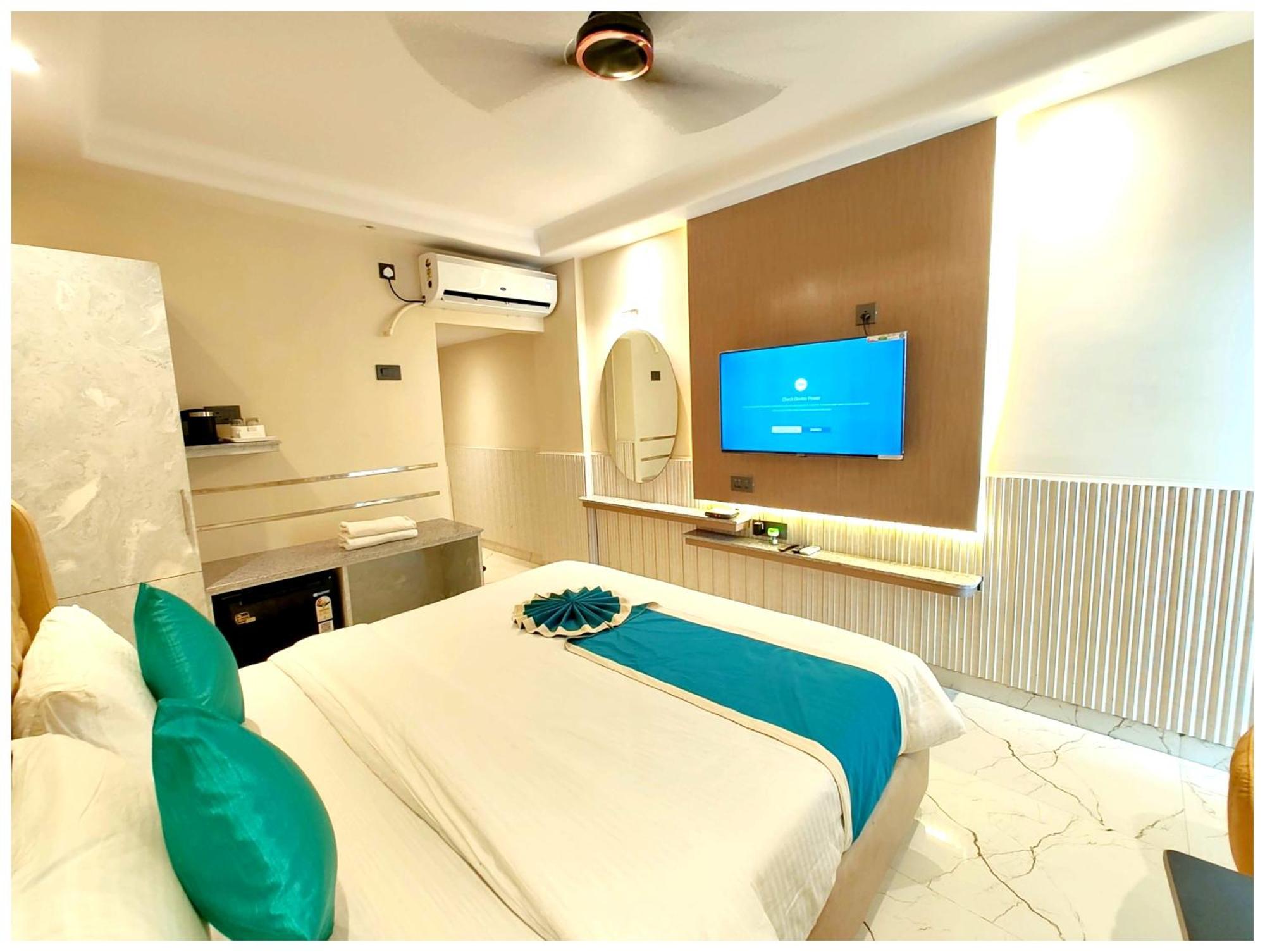 Dreamland - All-room-sea-facing-with-attached-balcony- New Marine Drive Road - Lift-wifi-parking-restaurant Facilities