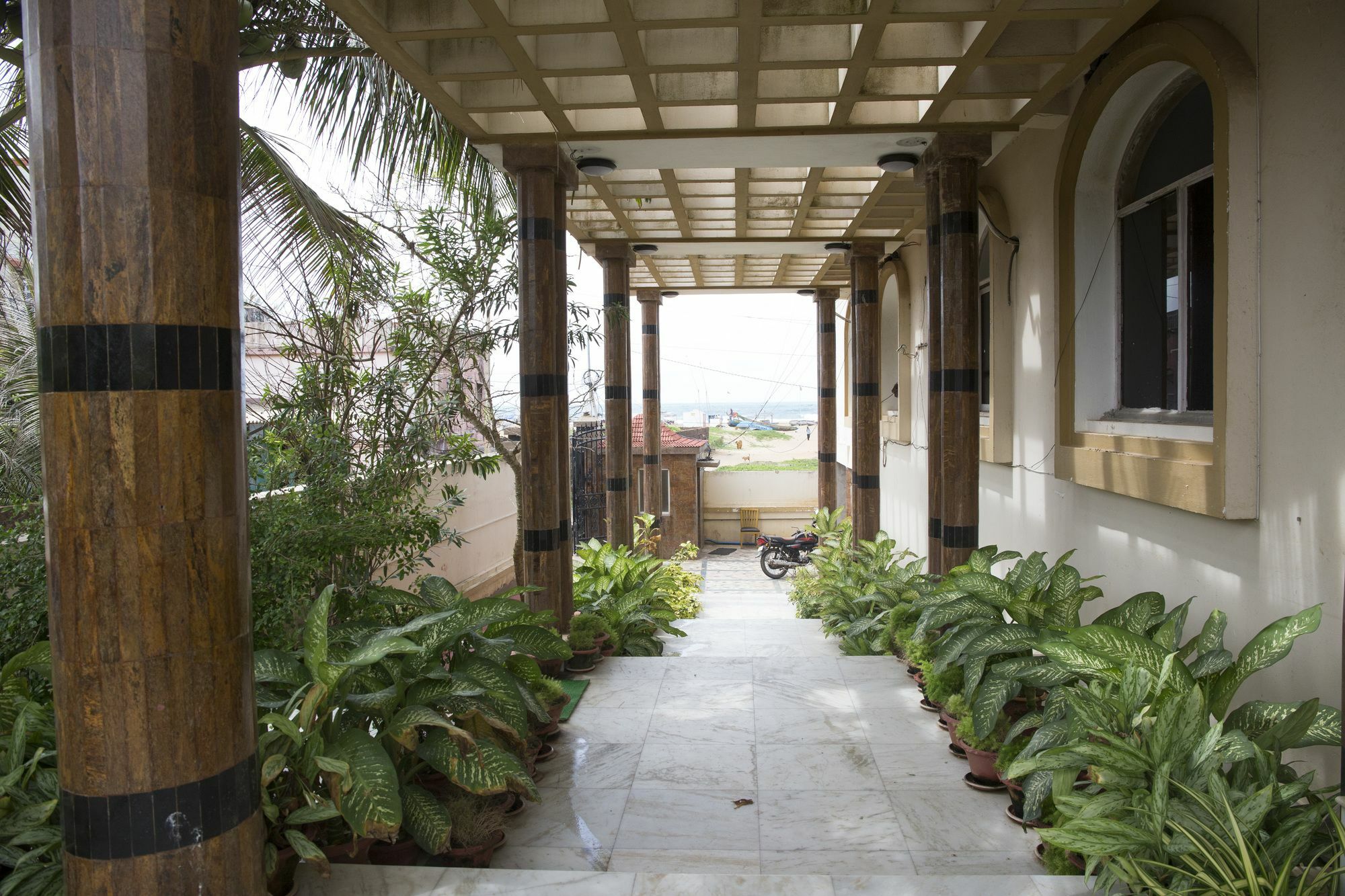 Oyo Capital O 5879 Radha Damodar Residency 3*